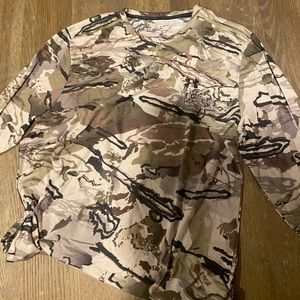 Long sleeve under Armour camo lightweight performance never worn shirt XL